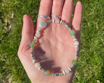 Beachy Green and White Milky Glass Bead Bracelet