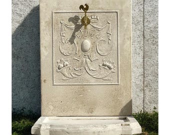 Fuente de pared de piedra Bagatelle: elegancia clásica para jardín o patio exterior - Fuente de jardín