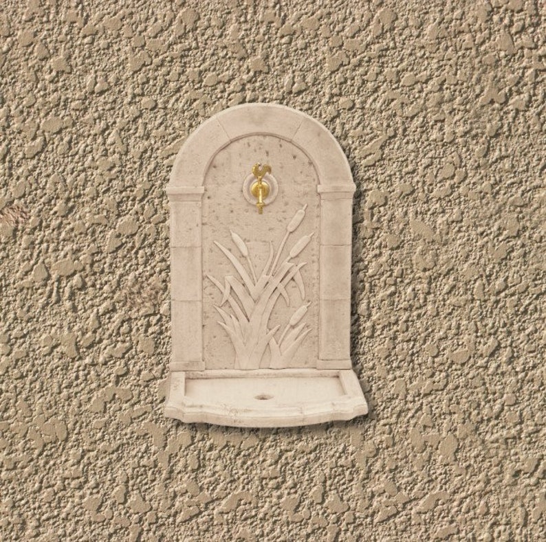 Fontaine Murale ROSEAU En Pierre Reconstituée - 62x42x93 Cm - Robinet Laiton Inclus - Décor Jardin Résistant