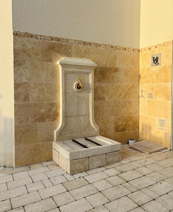 Fontaine Murale en Pierre Toscane avec Robinet en Laiton - Élégance Classique pour Jardin ou Terrasse Extérieure
