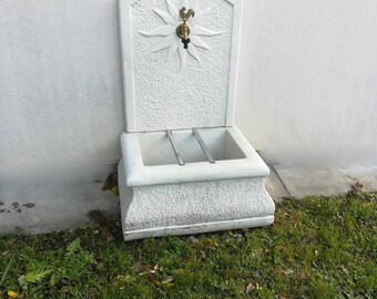Fuente de pared de piedra Soleillade: elegancia clásica para jardín o terraza exterior.