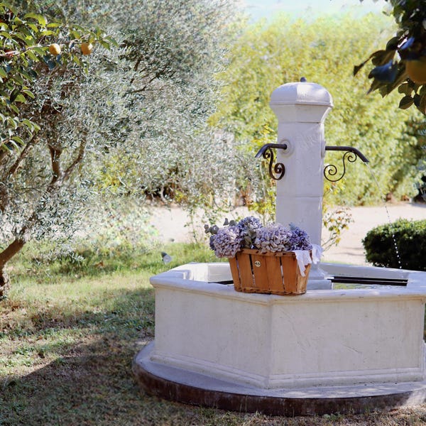 Fontaine Centrale en Pierre Séville - Élégance Classique pour Jardin ou Terrasse Extérieure - Fontaine de Jardin - vendu avec pompe