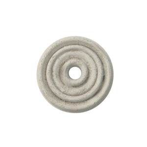 Peut inclure: Un disque en céramique blanche avec un motif de cercles concentriques et un trou au centre.