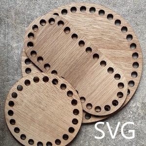 Op de afbeelding: Drie houten cirkels met gaten rond de randen. De cirkels zijn van verschillende grootte en zijn op elkaar gestapeld. De grootste cirkel is ovaalvormig. De tekst "SVG DXF" is onder de cirkels gedrukt.