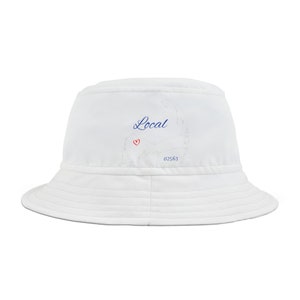 Pode incluir: Chapéu de balde branco com um contorno azul de Cape Cod e a palavra "Local" em escrita azul. Um coração vermelho está acima da palavra "Local". O número "02563" é impresso abaixo do contorno.