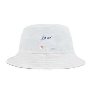 Pode incluir: Um chapéu de pescador branco com um contorno bordado em azul de Cabo Cod e a palavra "Local" em escrita azul. Um pequeno coração vermelho é bordado dentro do contorno. O número "02649" é bordado abaixo do contorno.