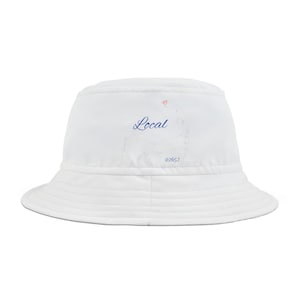Pode incluir: Chapéu de balde branco com um contorno bordado em azul de um estado com a palavra "Local" e o número "02657" em azul.