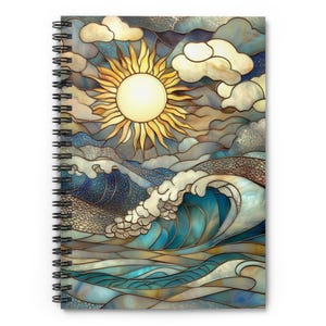 Puede incluir: Cuaderno de espiral con un diseño de vidriera que representa un sol, nubes y olas del océano. La obra de arte utiliza tonos de amarillo, azul y gris. El cuaderno tiene un fondo blanco y una encuadernación en espiral negra.