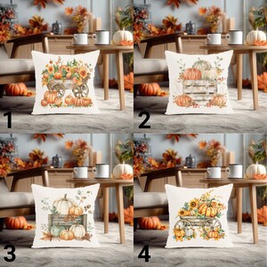 Puede incluir: Cuatro cojines cuadrados con ilustraciones en acuarela de calabazas y girasoles. El diseño 1 muestra un carro con calabazas, el 2 una caja de madera con calabazas, el 3 una caja con calabazas y hojas, y el 4 un carro con girasoles y calabazas.