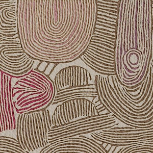 Puede incluir: Patrón abstracto con círculos concéntricos y líneas en tonos marrones y rosados sobre un fondo beige.