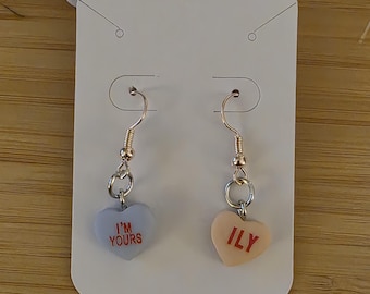 ILY（愛を込めて）のメッセージ入りハート型イヤリング