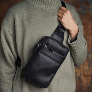 Personalisierte Leder Crossbody Bag Sling Bag Männer Brusttasche Messenger bag Reisetasche Mann Geldbörse Fanny Pack Reittasche Geburtstagsgeschenke für Ihn