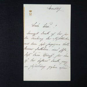 La reina María, Rumania, Yugoslavia firmó un documento real con la carta del zar y el rey Alejandro.