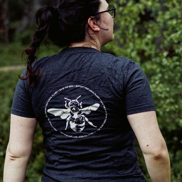 Unisex nature T-shirt – cotton, minimalist bee illustration