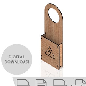 以下が含まれることがあります： 木製の壁掛けボックスのデジタルダウンロード。ボックスには切り抜かれたハンドルと雷のマークの警告サインが付いています。含まれるファイル形式はDXF、SVG、CDR、PDFです。