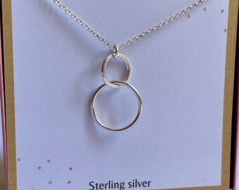 Collar de círculos entrelazados de plata de ley: símbolo de la amistad