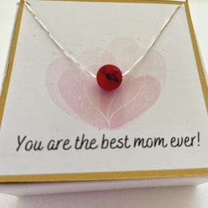 MINIMALISTISCHE KORALLENKETTE, Steinanhänger, 925er Silberkette und roter Korallenanhänger, Geschenk für Mutter, Tante, Oma, mit Trägerkarte.