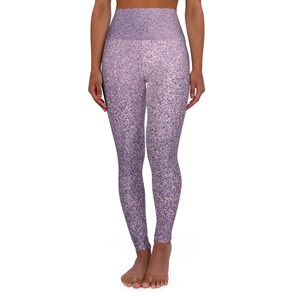 Yoga Leggings mit hoher Taille (AOP), glitzernde lila Leggings, Damen Leggings, schöne lila Leggings, Lounging Leggings, lila Leggings