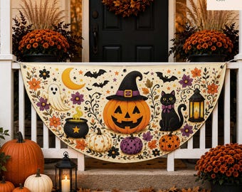 Può includere: Uno stendardo di Halloween semicircolare con una zucca centrale che indossa un cappello da strega, un gatto nero, un fantasma, un calderone, una mezzaluna, pipistrelli e motivi floreali su uno sfondo color crema.