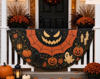 Può includere: Uno stendardo a ventaglio semicircolare per Halloween con un motivo a ragnatela nero e arancione, un volto di zucca centrale, un gatto nero, un fantasma, zucche, una lanterna e candele, fissato su una ringhiera bianca da veranda.