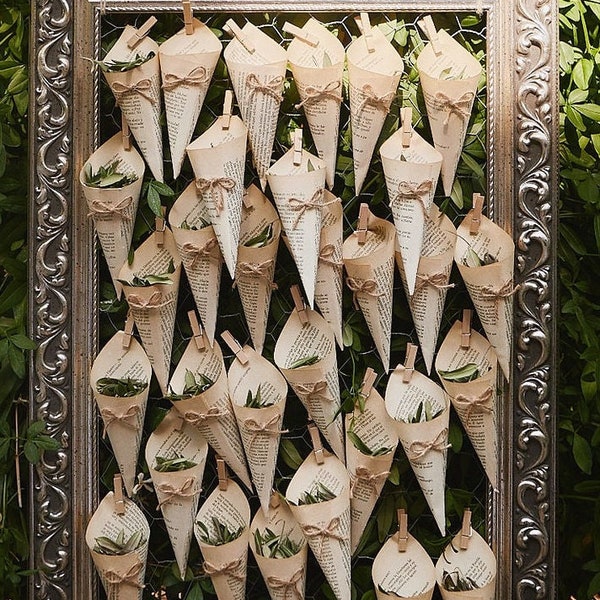 Cone for confetti, rice and petals.