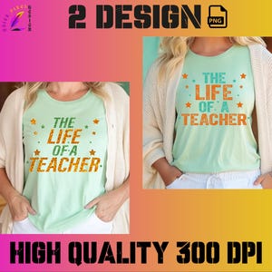 Peut inclure: Deux images d'un t-shirt vert clair avec le texte "THE LIFE OF A TEACHER" en orange et vert, avec des étoiles. Le t-shirt est porté par une personne aux cheveux blonds, portant un cardigan crème. Le texte "HIGH QUALITY 300 DPI" est en bas.