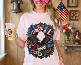 Bandiera americana floreale PNG, design patriottico per maglietta in stile arte popolare, fiori selvatici rossi, bianchi e blu, celebrazione del 250° anniversario del 4 luglio, aquila patriottica