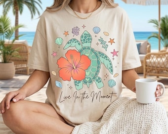 Vivi il momento PNG Tartaruga marina Fiore di ibisco Sublimazione Retro Verde acqua Tartaruga Design Arte tropicale celeste Oceano Design maglietta da spiaggia Estate