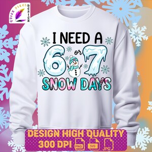 Peut inclure: Sweat-shirt blanc avec l'inscription "I NEED A 6 or 7 SNOW DAYS" dans un design sur le thème de l'hiver. Le motif comprend des flocons de neige, les chiffres 6 et 7 dans un style de glace fondante et un bonhomme de neige.