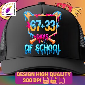 Peut inclure: Casquette de camionneur noire avec un dos en filet et une visière incurvée. L'avant présente un graphisme coloré avec le texte "67+33 DAYS OF SCHOOL" dans une police dégoulinante. Le design comprend des battes de baseball et un thème scolaire.