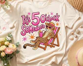 Da qualche parte sono le 5 del pomeriggio PNG SVG | Divertente design per vacanze al mare con leopardo | Stampa a sublimazione estiva, regalo per amanti della spiaggia | Design per maglietta da vacanza