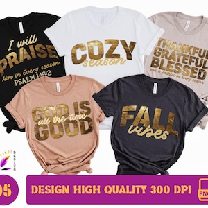 Peut inclure: Cinq t-shirts avec des lettres dorées. Les chemises sont noires, blanches, beiges et gris foncé. Le texte comprend "I will PRAISE", "COZY season", "THANKFUL GRATEFUL BLESSED", "GOD IS GOOD" et "FALL vibes".