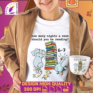 Peut inclure: T-shirt blanc avec une illustration d'éléphant, de canard, de lapin et de poussin avec des livres. Le texte dit : « combien de nuits par semaine devriez-vous lire ? » et « 6-7 ». Une tasse assortie est également visible.
