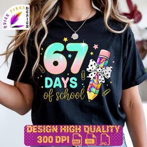 Peut inclure: T-shirt noir avec le texte "67 DAYS of school" dans un design coloré. Un grand crayon avec un nœud est à droite. Le t-shirt a également un design qui dit "DESIGN HIGH QUALITY 300 DPI".