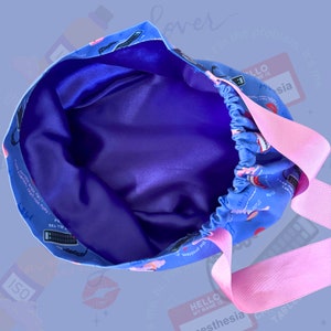 Puede incluir: Un juego de tres tazas de cer&aacute;mica con un acabado mate moteado. Cada taza presenta un color diferente: azul claro, crema y gris. Las tazas tienen un dise&ntilde;o minimalista con una forma redondeada y un asa sencilla.