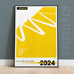 Op de afbeelding: Een gele en witte poster met een zwarte lijst. De poster toont een gestileerde witte weg die een gele berg op slingert. De tekst op de poster luidt "Col de Turini 20,7 km 1.607 m 5,7 % ETAPPE 20 21 Teams 21 Etappes 3.498,3 km 12.000 TOUR DE FRANCE 2024".
