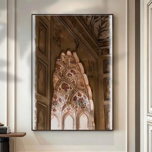 Peut inclure: Une impression d'art mural encadrée représentant une illustration détaillée d'une arche architecturale. Le motif présente des motifs floraux complexes dans des tons de rouge, orange et brun, sur un fond neutre avec des détails de panneaux bruns.