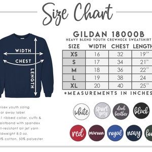 Puede incluir: Una sudadera de cuello redondo juvenil Gildan 18000B azul marino con una tabla de tallas. La tabla enumera las medidas en pulgadas para las tallas XS a XL. Los colores disponibles incluyen blanco, gris deportivo, jaspeado oscuro, negro, rojo, granate, real, marino y bosque.