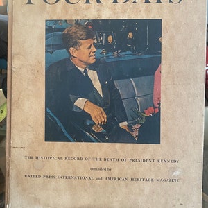 以下が含まれることがあります： 「フォー・デイズ」というタイトルの書籍で、表紙にはジョン・F・ケネディの白黒写真が掲載されています。この本は、ユナイテッド・プレス・インターナショナルとアメリカン・ヘリテージ・マガジンによって編集された、ケネディ大統領の死に関する歴史記録です。