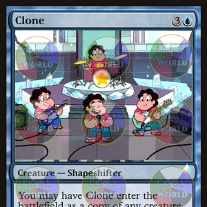 Könnte beinhalten: Eine blaue und weiße Karte mit dem Wort "Clone" in schwarzer Schrift oben. Die Karte ist eine Kreaturenkarte aus dem Spiel Magic: The Gathering. Die Karte zeigt ein Bild von drei Comicfiguren, die auf einer Bühne Musik machen. Der Kartentext lautet: "Du kannst Clone als Kopie einer beliebigen Kreatur auf dem Schlachtfeld ins Spiel bringen. "ICH, ICH SELBST, UND ICH, UND ER, WIR SIND ALLE DER GLEICHE TYP!" -STEVEN UNIVERSE"