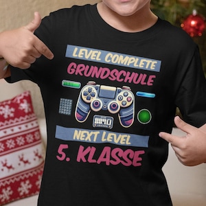 Camiseta Infantil Nivel Primaria Completo 2024. Camiseta Inscripción Escolar 5º Grado. Regalo escolar para nietos y sobrinos que son auténticos gamers.