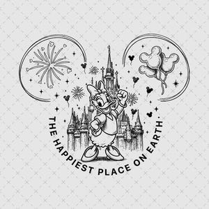 Op de afbeelding: Een zwart-witte lijntekening met Daisy Duck voor een kasteel. Het ontwerp bevat vuurwerk, ballonnen in de vorm van Mickey en de tekst THE HAPPIEST PLACE ON EARTH, gerangschikt binnen een silhouet van Mickey Mouse-oren.