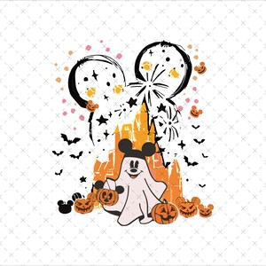 以下が含まれることがあります： ミッキーマウスが幽霊の姿でカボチャを持っているハロウィーンをテーマにしたグラフィック。デザインには、城、花火、コウモリ、ミッキーマウスの形をしたカボチャがオレンジ、黒、白で描かれています。