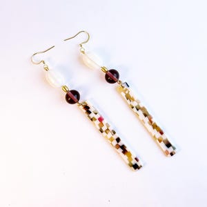 Pendientes largos llamativos; Cuentas vintage; Pendientes colgantes ligeros y llamativos hechos a mano con técnica mixta