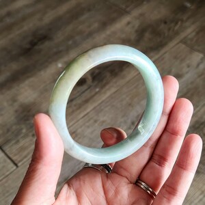Brazalete de jadeíta natural certificada de 56 mm, verde claro, amarillo y wuji, diseño único de 3 tonos.