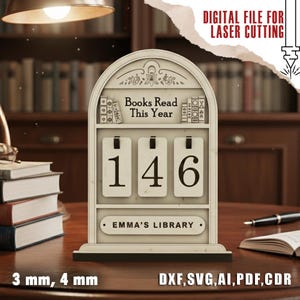 Può includere: Un contatore di libri in legno con il testo "Books Read This Year" e il numero "146". Il contatore presenta il testo "EMMA'S LIBRARY" e "DIGITAL FILE FOR LASER CUTTING". La base include "3 mm, 4 mm" e "DXF, SVG, AI, PDF, CDR".