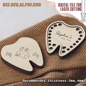 Pode incluir: Duas lembranças de madeira em forma de dente. Uma apresenta um dente de desenho animado com uma coroa e estrelas, a outra tem buracos para os dentes de leite e o texto "Sophie's baby teeth". O texto "DIGITAL FILE FOR LASER CUTTING" também é visível.