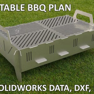 以下が含まれることがあります： スロット付きのグリル上部とハンドルが付いた、銀色のポータブルBBQプラン。上部に「PORTABLE BBQ PLAN」、下部に「3D SOLIDWORKS DATA、DXF、DWG」と書かれています。BBQは緑の草の表面にあります。