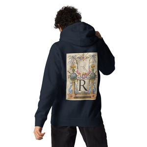 Moletom com capuz da letra R – Arte iluminada do século XVI por Hoefnagel | Presente da Dark Academia | Moletom com capuz com inicial personalizada | Tipografia renascentista