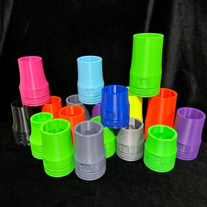 Peut inclure: Un ensemble de douilles de clé à cliquet de différentes tailles, y compris 10, 12 et 20, dans une variété de couleurs, notamment rose, bleu, vert, jaune, orange et violet. Les douilles sont en plastique.